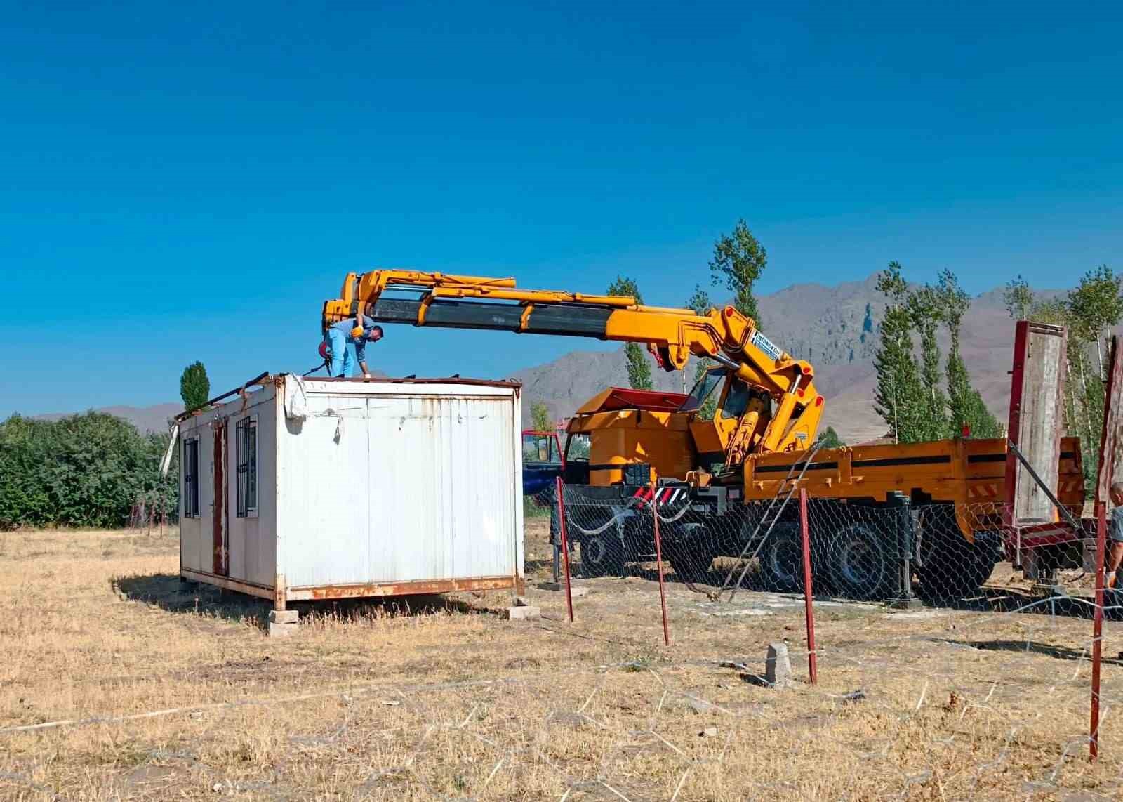 Van’da kamu alanlarını işgal eden yapıları kaldırıyor
