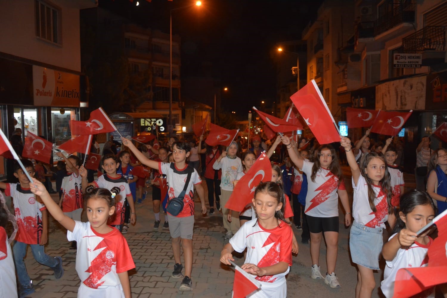 Demirci&rsquo;de 30 Ağustos ve Kurtuluş G&uuml;n&uuml; fener alayıyla kutlandı
