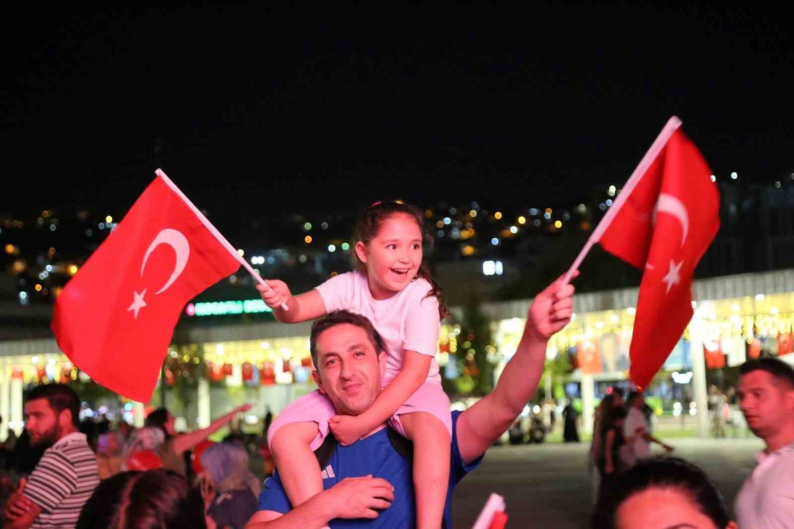 Fettah Can binlerce seveni ile Zafer Bayramı&rsquo;nı kutladı
