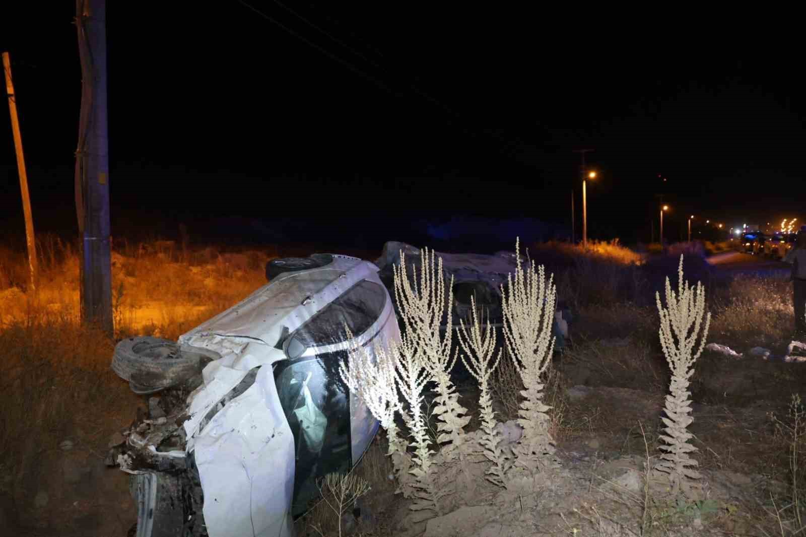&Ouml;n&uuml;ndeki araca &ccedil;arptı, iki ara&ccedil; da takla attı: 2&rsquo;si ağır 5 yaralı
