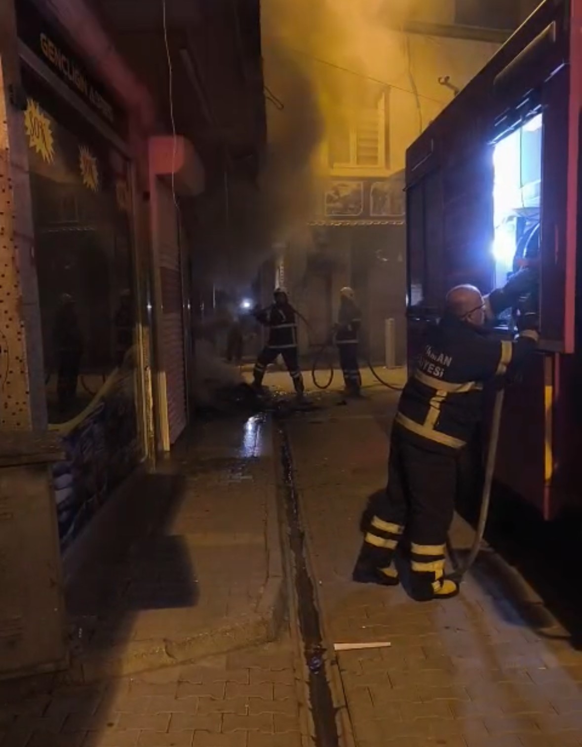 Adıyaman&rsquo;da giyim mağazasına molotofkokteyli saldırı
