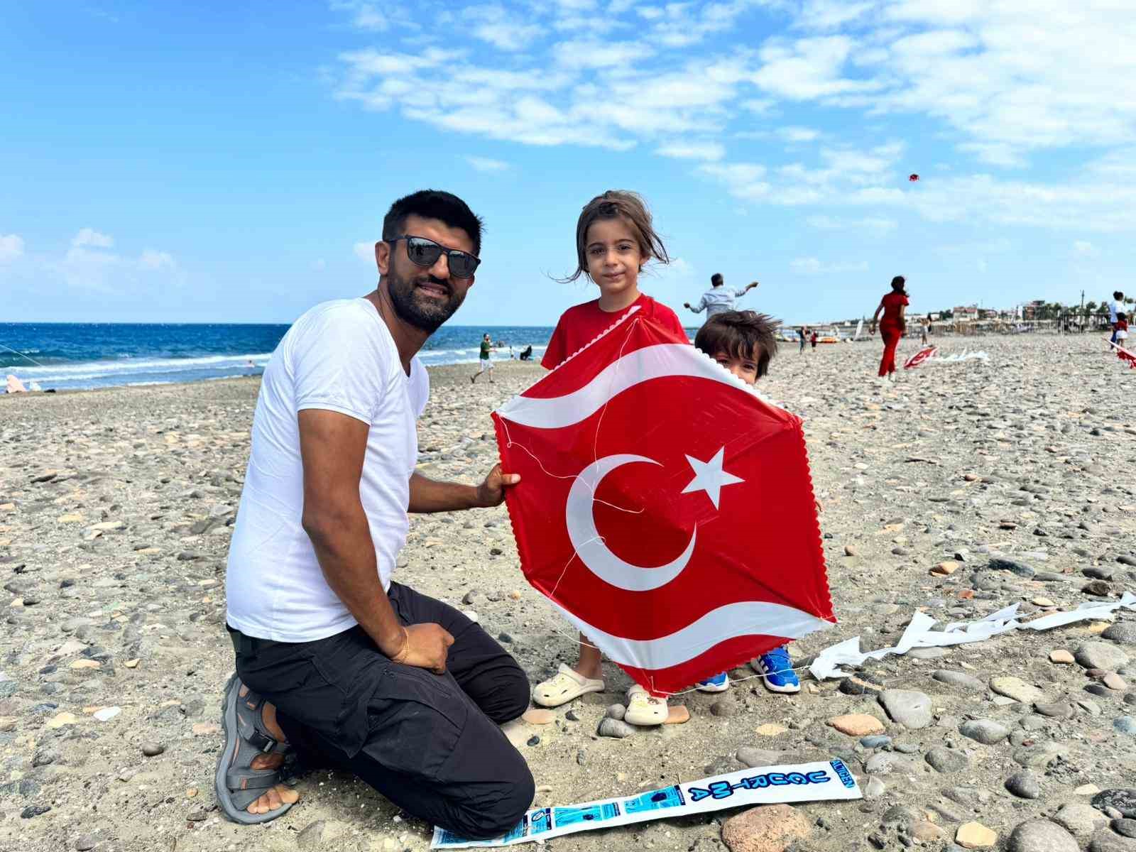 Hatay’da gökyüzü rengarenk uçurtmalarla renklendi