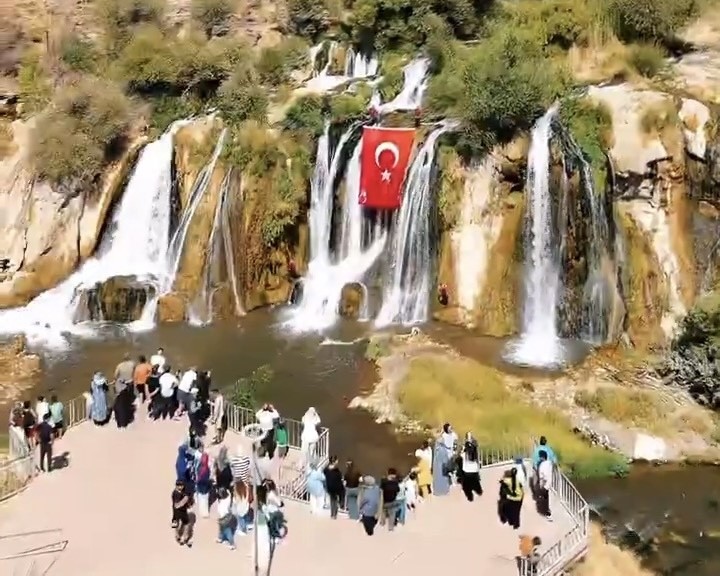 Muradiye Şelalesinde dev T&uuml;rk bayrağı a&ccedil;ıldı
