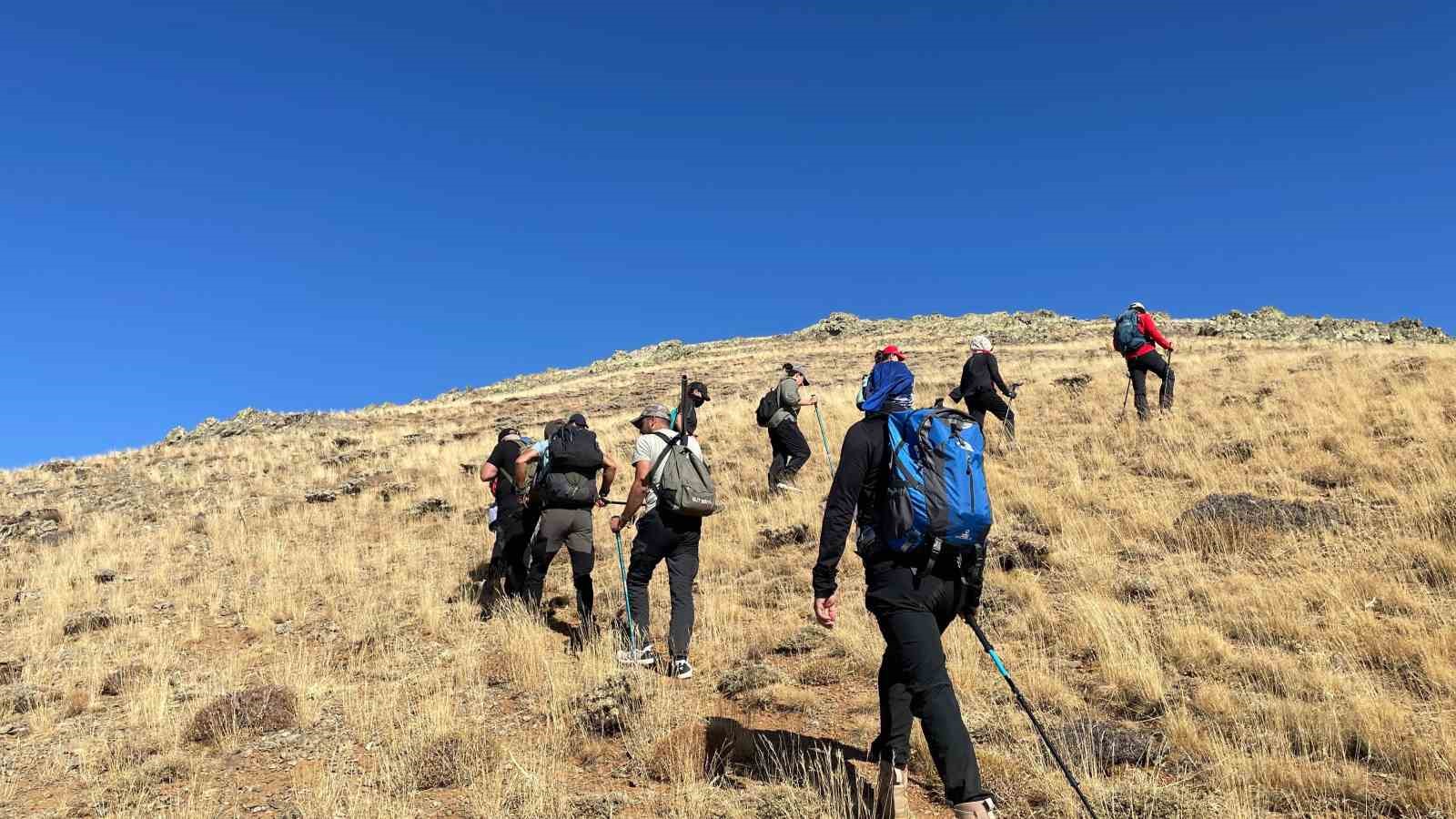 Türk Bayrağı Hazarbaba Dağı zirvesinde dalgalandı