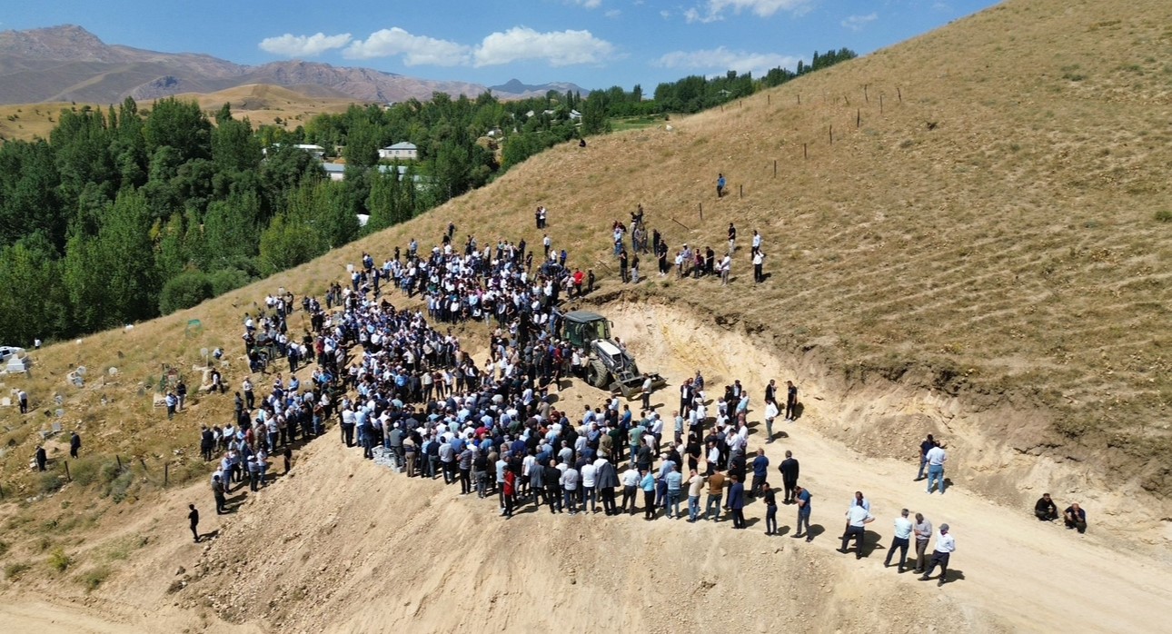 Kazada hayatını kaybeden aynı aileden 5 kişi g&ouml;zyaşları i&ccedil;inde toprağa verildi
