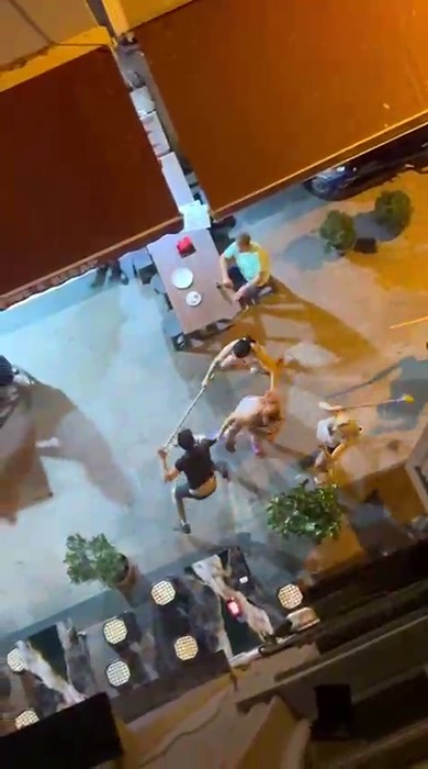 Taksim&rsquo;de bir kişi 8 transın saldırısına uğradı: O anlar kamerada
