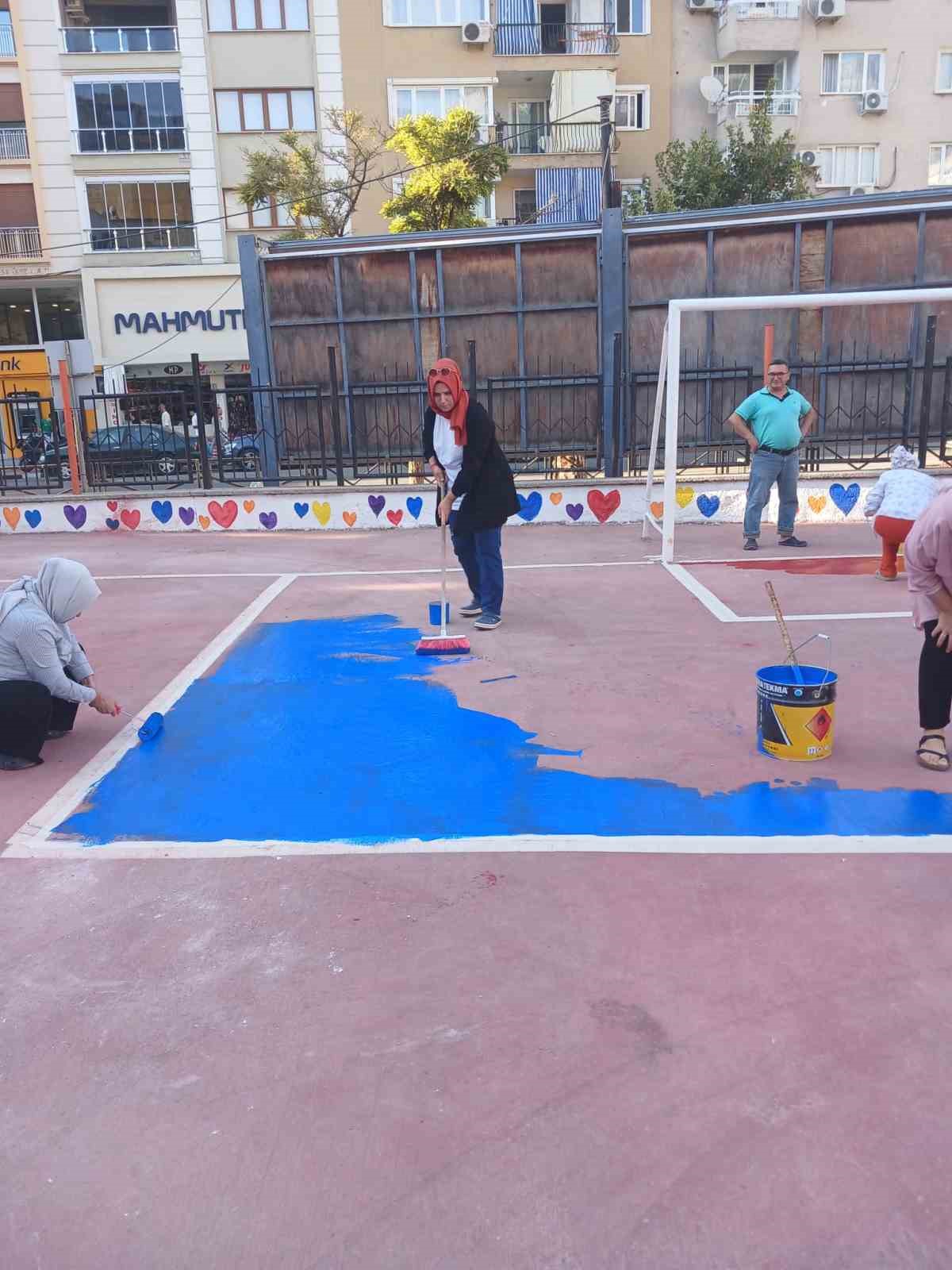 Veliler ve öğretmenler el ele verdi okul güzelleşti