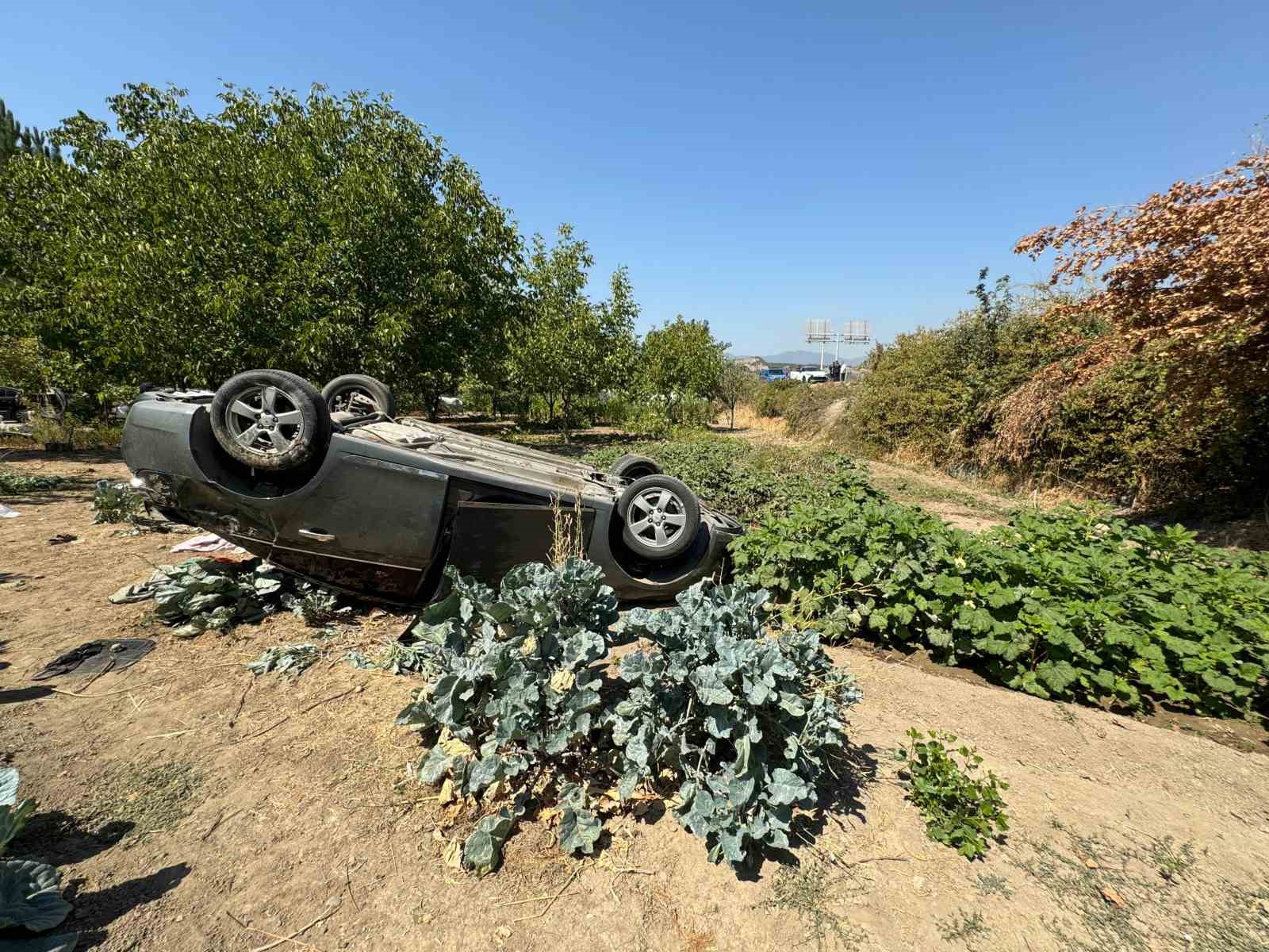 &Ccedil;arpışan otomobillerden biri takla atıp bah&ccedil;eye u&ccedil;tu: 1&rsquo;i ağır 5 yaralı
