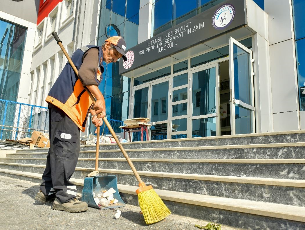 Esenyurt Belediyesi yeni eğitim yılı &ouml;ncesi okullarda temizlik &ccedil;alışması ger&ccedil;ekleştirdi
