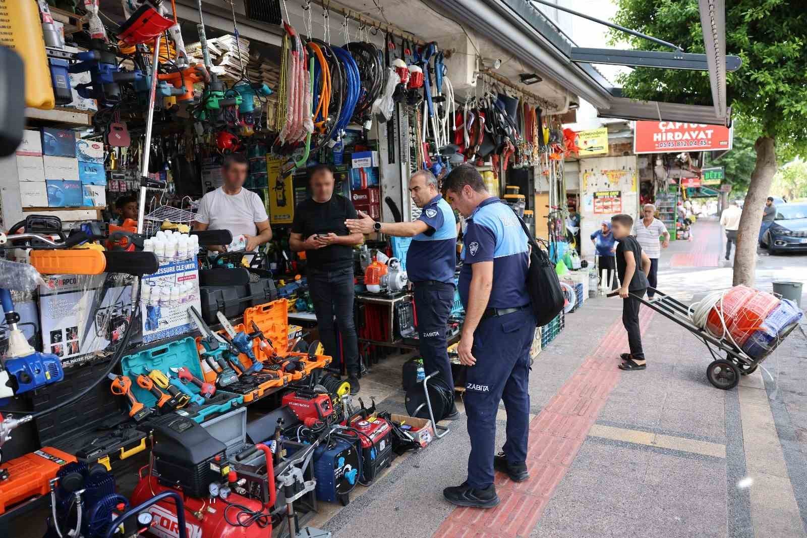 Akdeniz Belediyesinden kaldırım işgallerine sıkı denetim