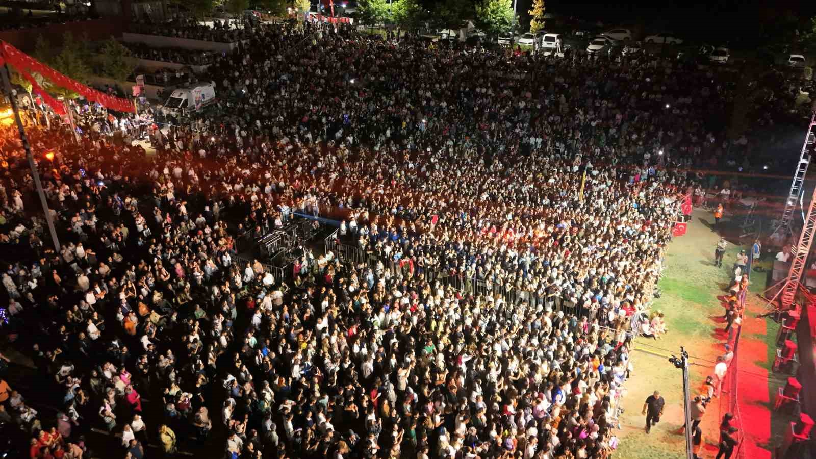 Kahramankazan Belediye Başkanı Çırpanoğlu’ndan Emir Can İğrek’e kavun ikramı