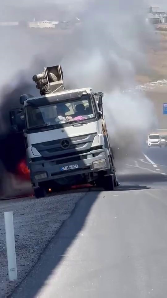 Diyarbakır&rsquo;da kamyon seyir halindeyken alev aldı
