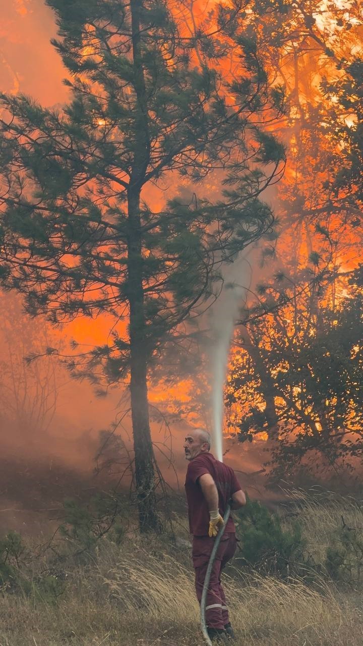 Karab&uuml;k&rsquo;teki orman yangını r&uuml;zgarın etkisiyle b&uuml;y&uuml;yor
