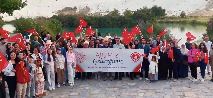 Şehit aileleri 30 Ağustos&rsquo;u Pamukkale semalarında kutladı
