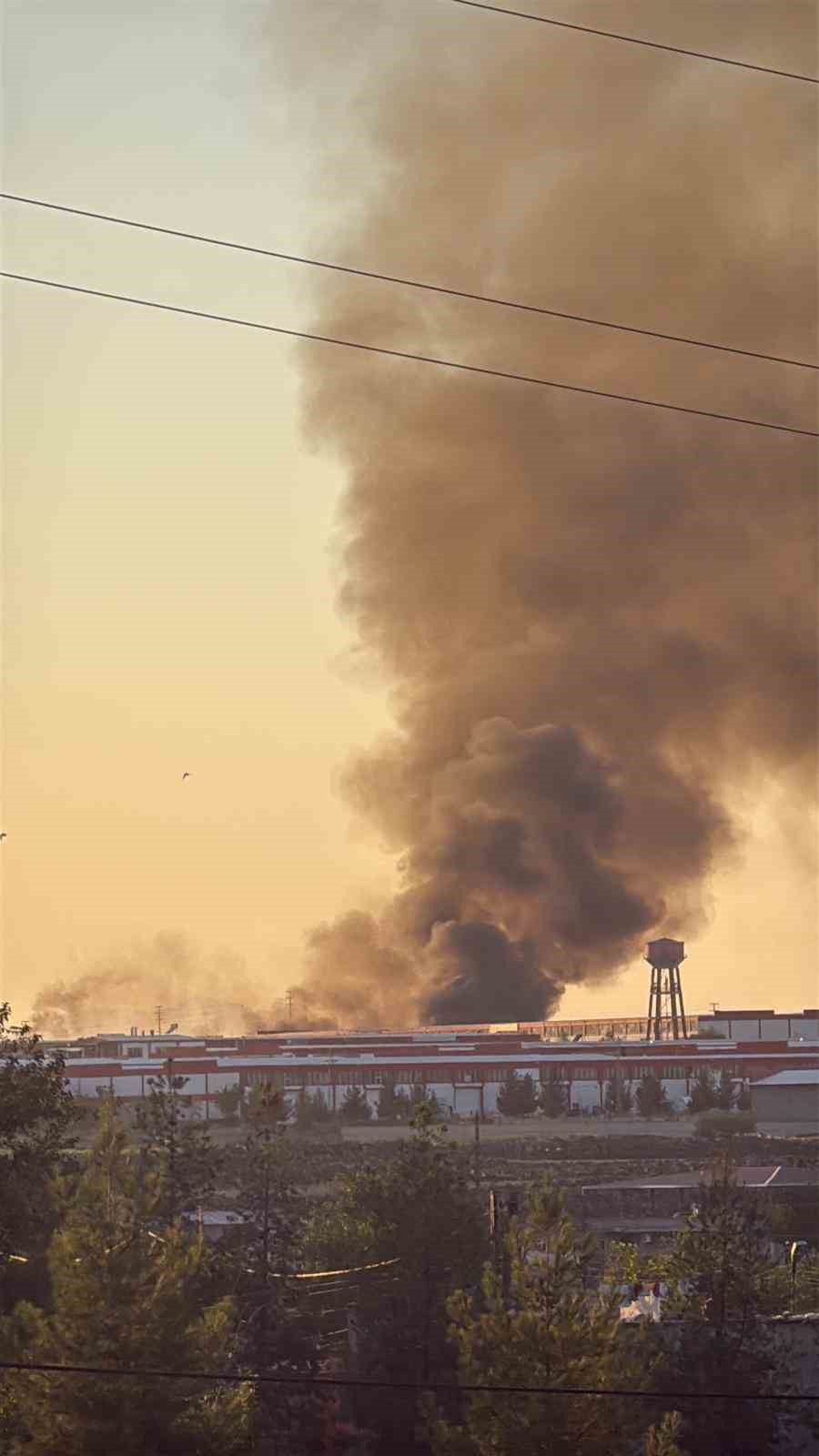 Mega Sanayi Sitesi &ccedil;&ouml;pl&uuml;ğ&uuml;nde yangın
