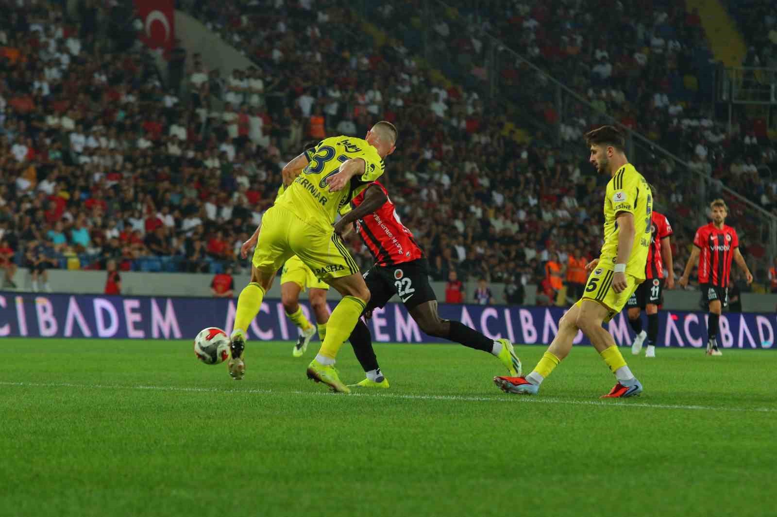 Trendyol S&uuml;per Lig: Gen&ccedil;lerbirliği: 1 - Fenerbah&ccedil;e: 3 (Ma&ccedil; sonucu)
