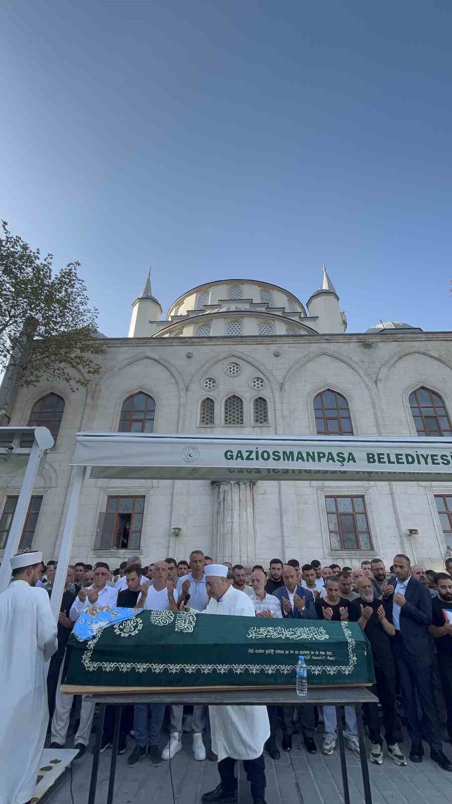 Boğazi&ccedil;i &Uuml;niversitesi&rsquo;nde &ouml;ld&uuml;r&uuml;len 15 yaşındaki Hilal son yolculuğuna uğurlandı
