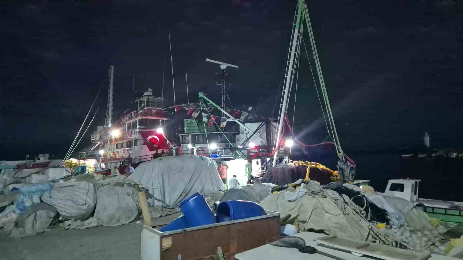 Balık&ccedil;ılar &lsquo;Vira Bismillah&rsquo; diyerek havai fişek g&ouml;sterisiyle denize a&ccedil;ıldı
