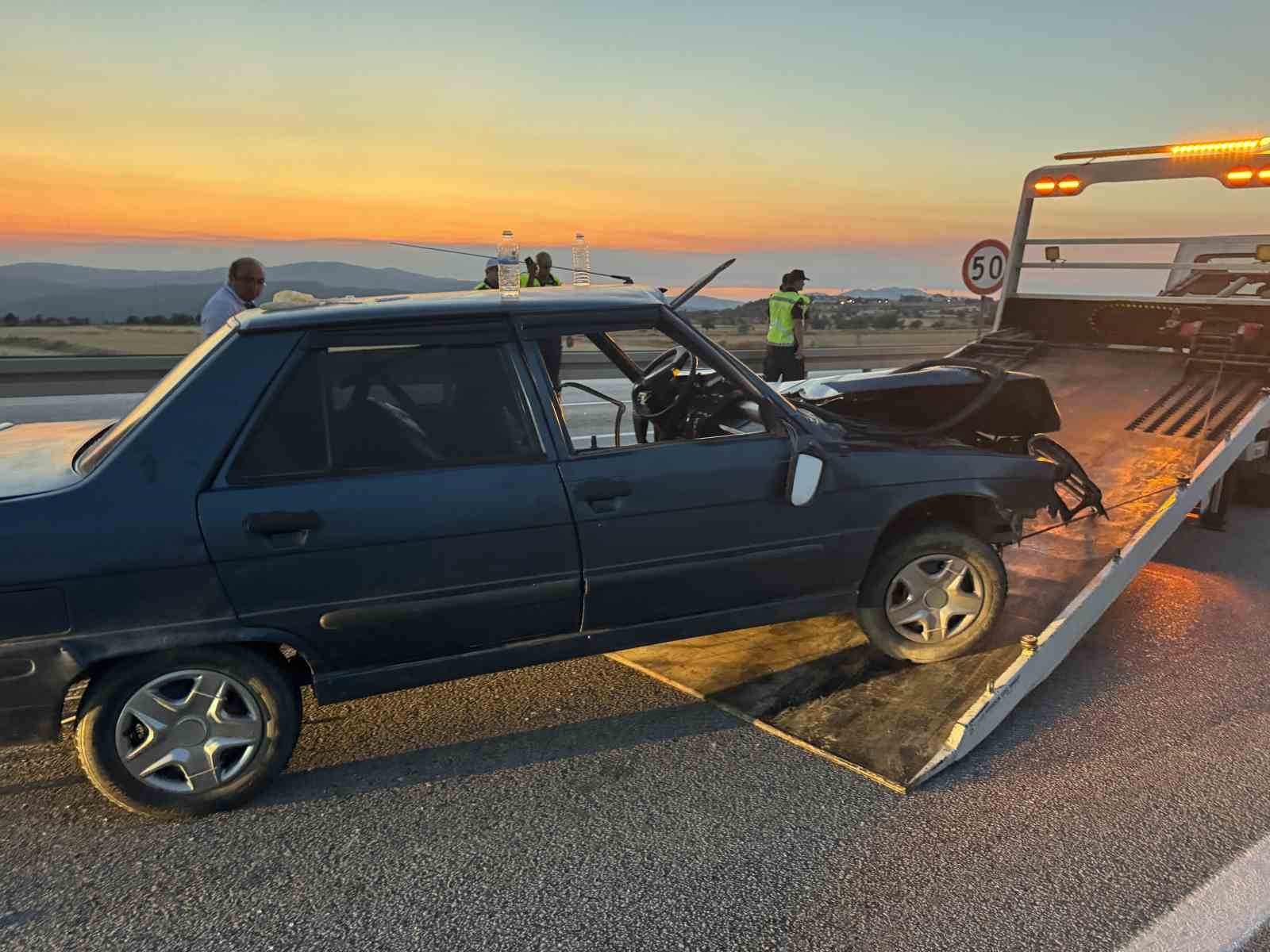 Kastamonu&rsquo;da otomobil bariyerlere &ccedil;arptı: 2&rsquo;si ağır 5 yaralı
