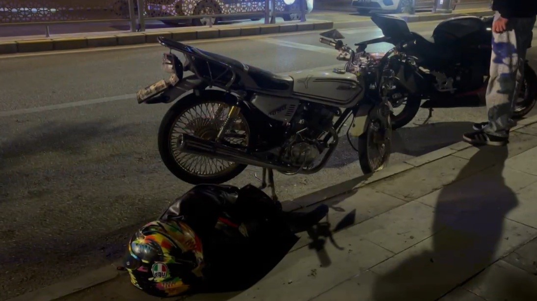 Erzincan&rsquo;da motosiklet yayaya &ccedil;arptı: 2 yaralı
