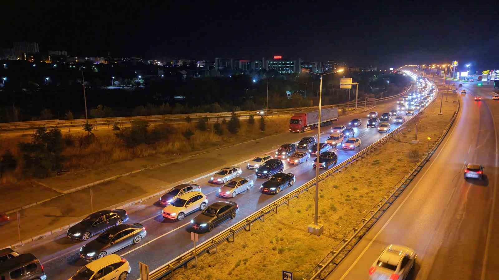 43 ilin ge&ccedil;iş g&uuml;zergahında hafta sonu trafiği b&ouml;yle g&ouml;r&uuml;nt&uuml;lendi
