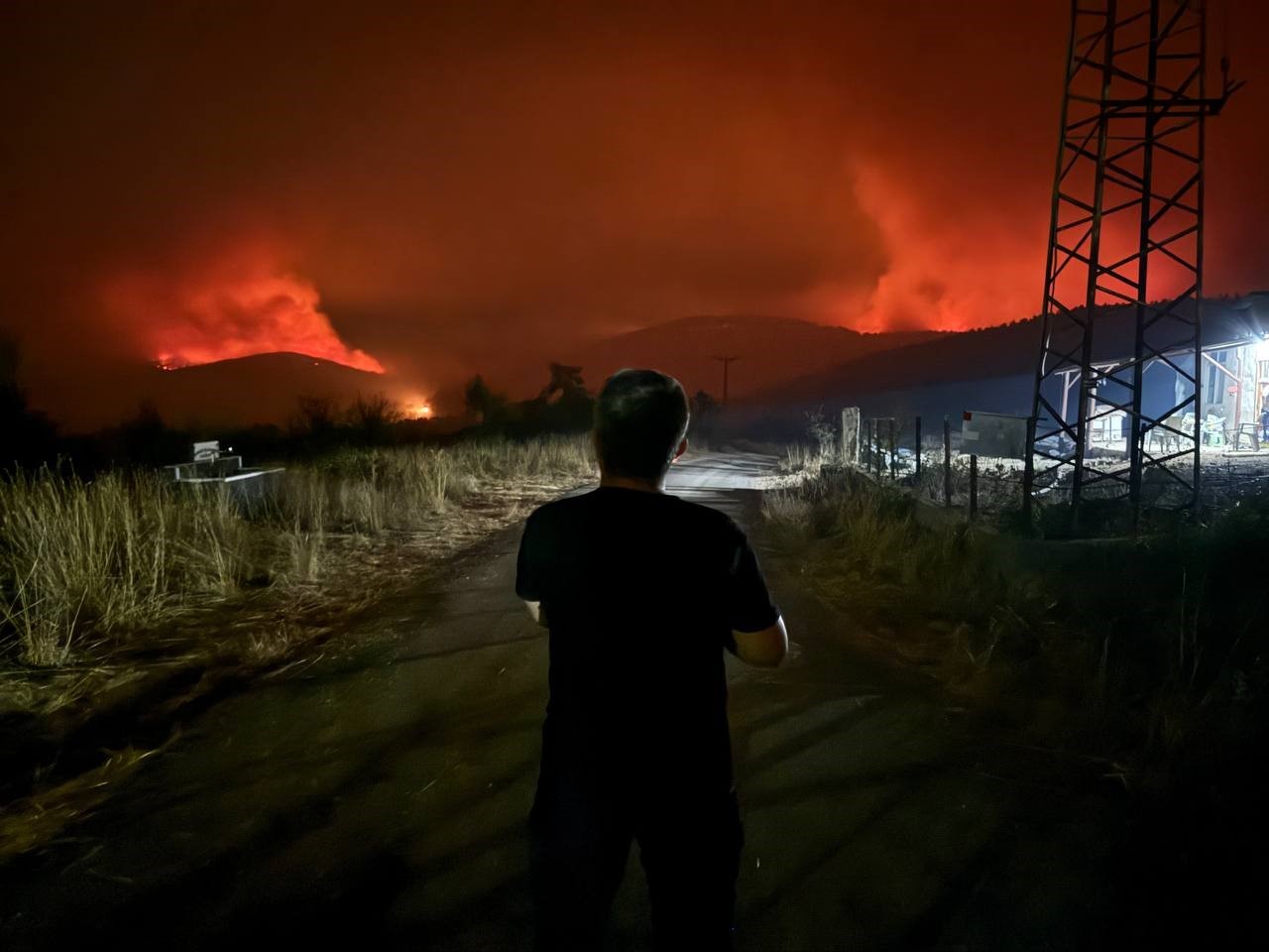 Karab&uuml;k&rsquo;te 12 saattir devam eden orman yangını b&ouml;yle g&ouml;r&uuml;nt&uuml;lendi
