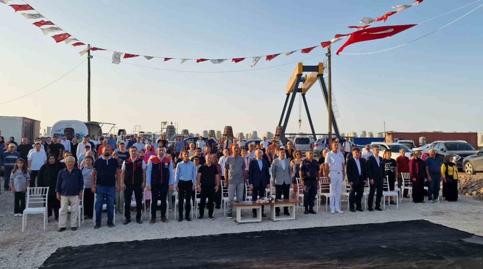 Balık&ccedil;ılar av sezonunun a&ccedil;ılmasını teknelerde meşale yakarak kutladı
