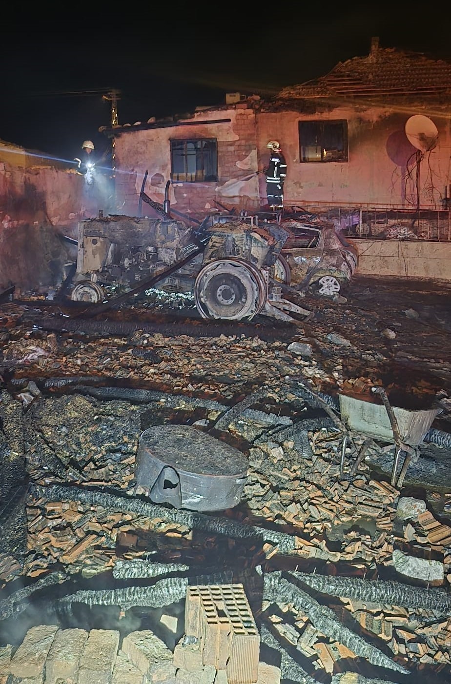 Amasya&rsquo;da evin garajında &ccedil;ıkan yangında otomobil ve trakt&ouml;r kullanılmaz hale geldi
