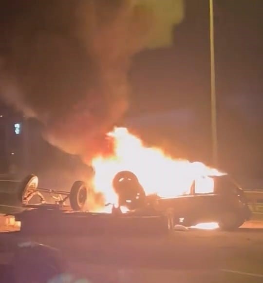 Bursa&rsquo;da trakt&ouml;re &ccedil;arpıp yanan otomobildeki anne-kız yaralandı
