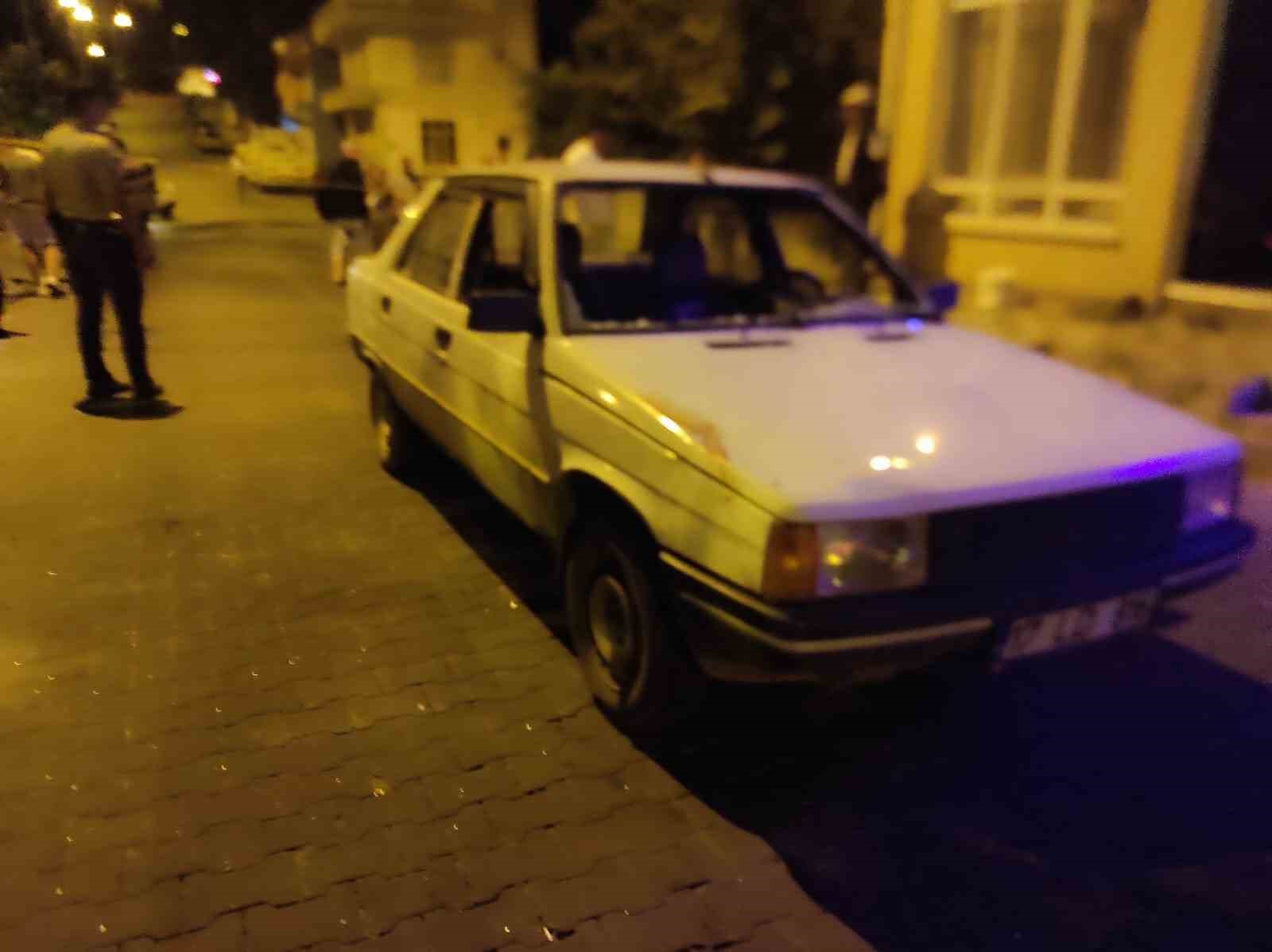 Kavga ederken yola kontrols&uuml;zce atlayan gence otomobil &ccedil;arptı
