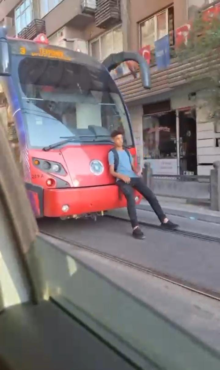 Tramvayla tehlikeli oyun
