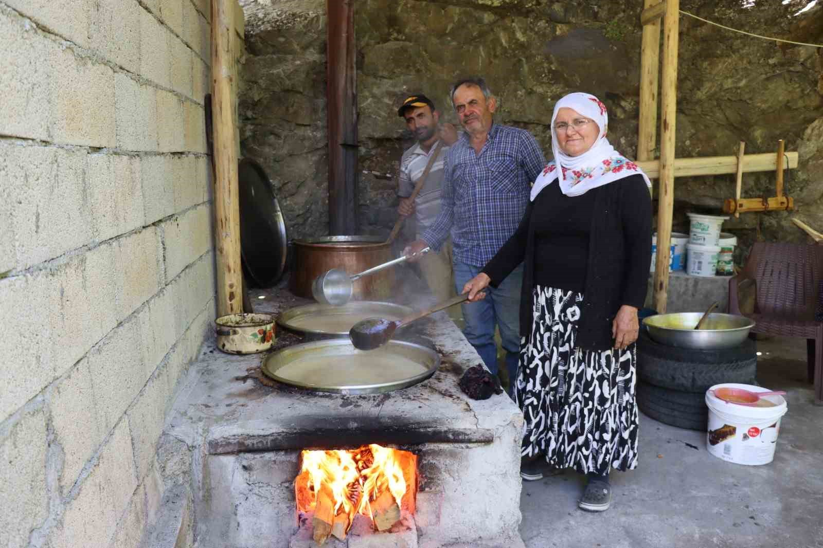 Karnavas’ta geleneksel yöntemler dut pekmezi