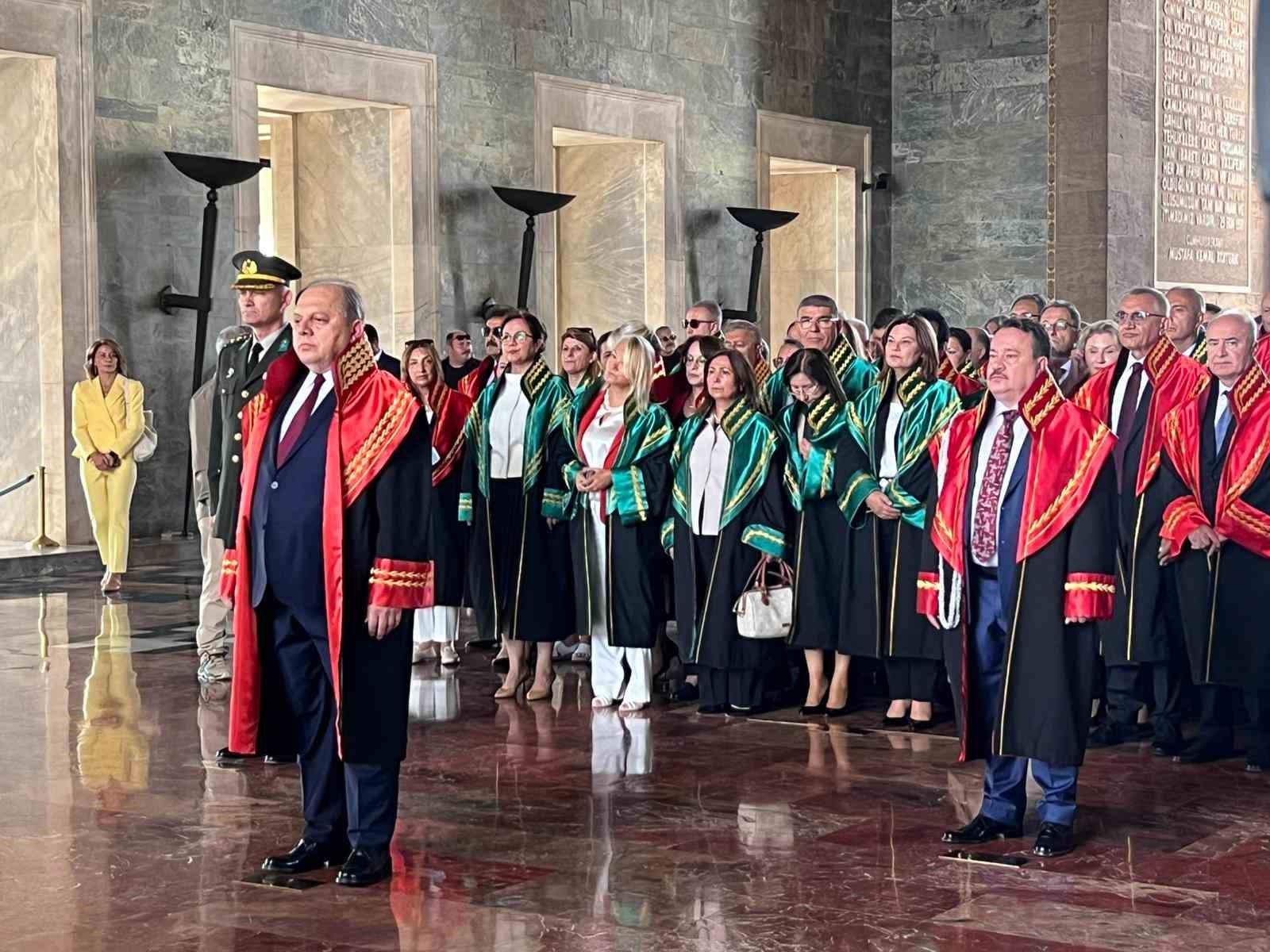 Yargıtay &uuml;yeleri, adli yılın a&ccedil;ılışı dolayısıyla Anıtkabir&rsquo;i ziyaret etti
