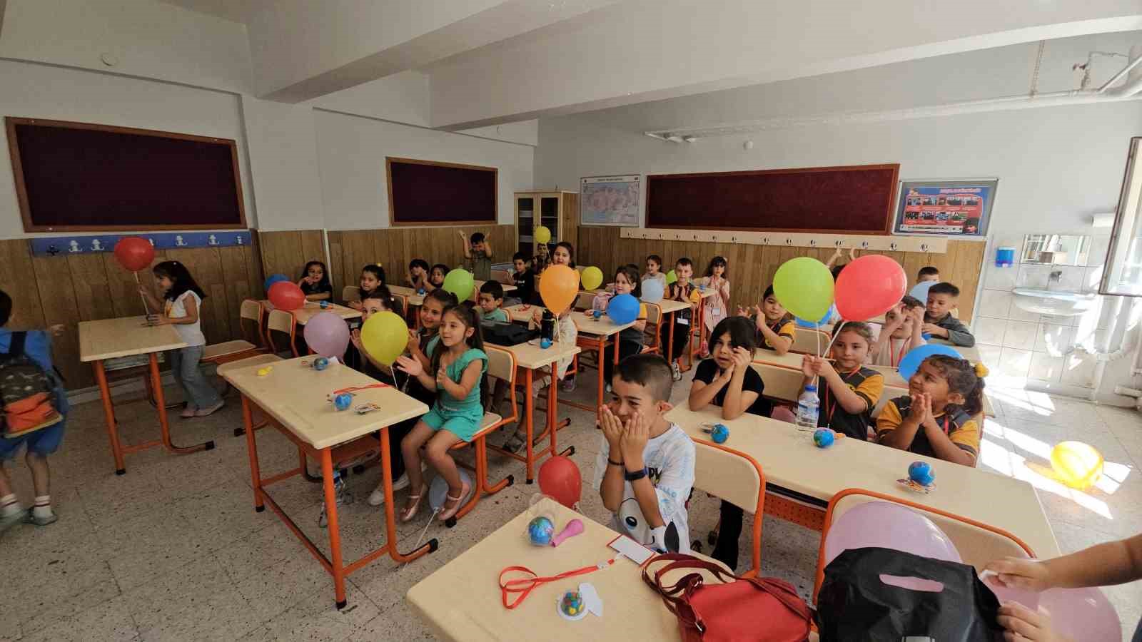Uyum haftası başladı, okullar &ouml;ğrencilerin sesleri ile yankılandı
