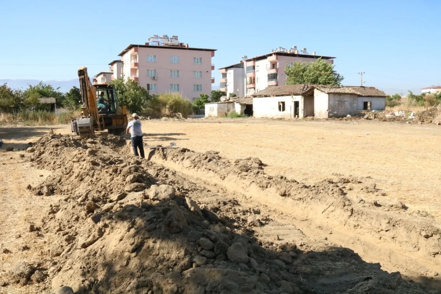 Başkan Ercan, halı saha yapımına başladıklarını duyurdu