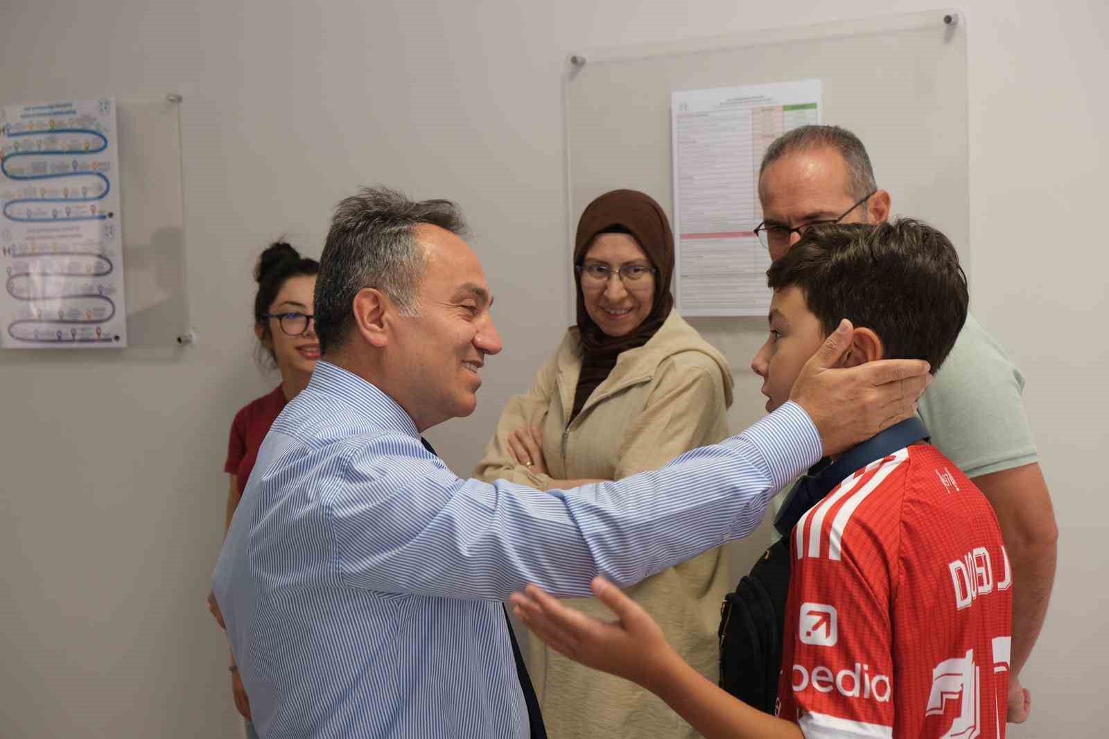 Rekt&ouml;r Yılmaz, &ouml;ğrencilerin kayıt heyecanını paylaştı
