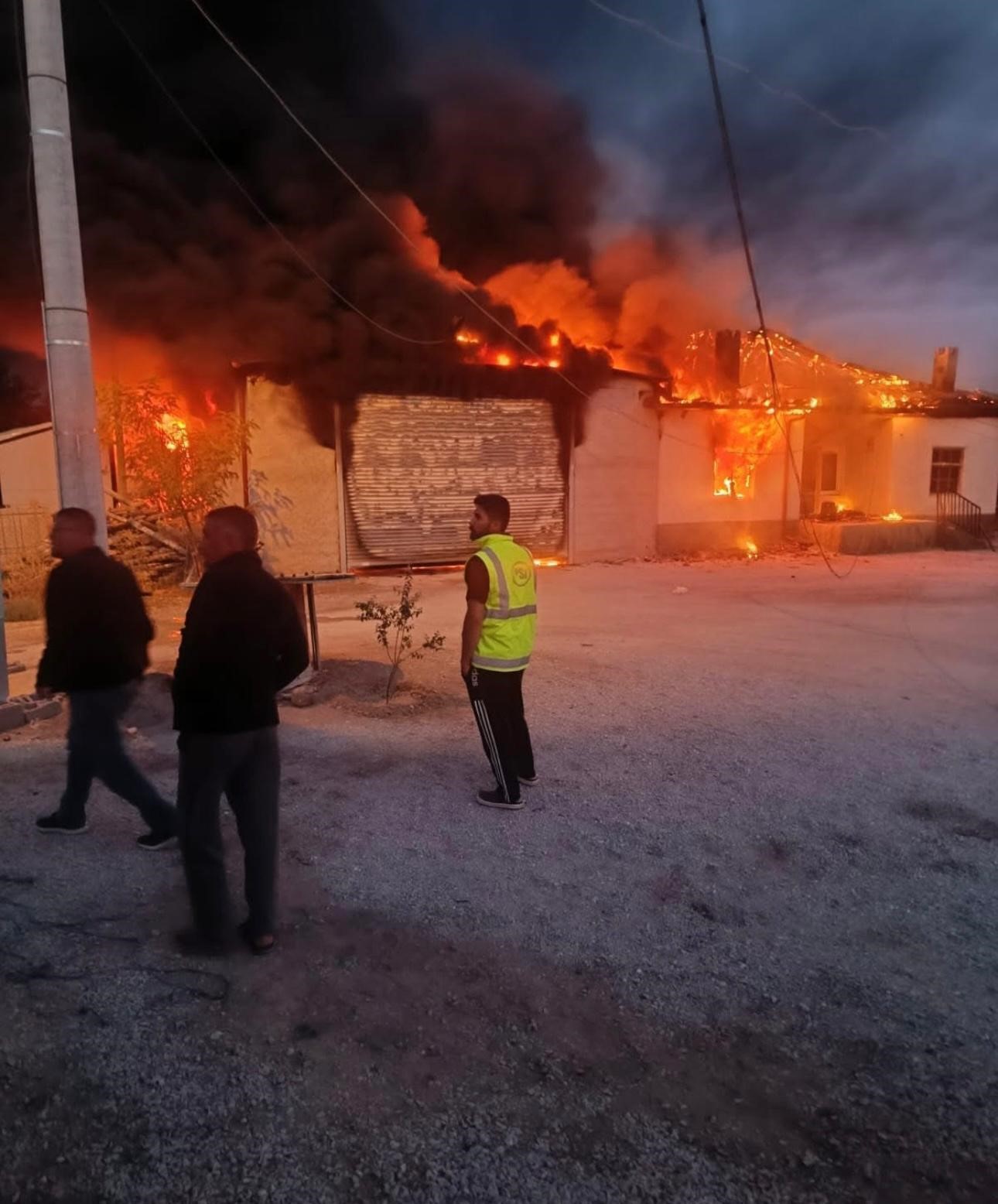Depoda &ccedil;ıkan yangında 2 trakt&ouml;r, ev ve g&uuml;breler yandı
