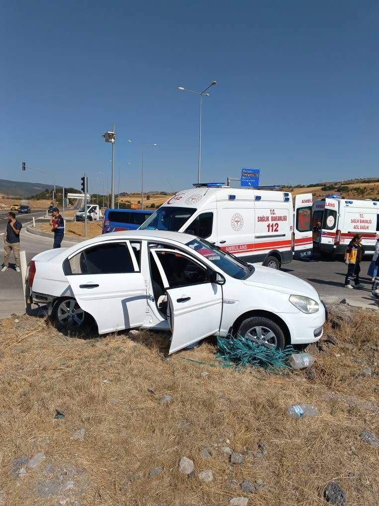 Bolu&rsquo;da otomobil ve hafif ticari ara&ccedil; &ccedil;arpıştı: 1 &ouml;l&uuml;, 4 yaralı
