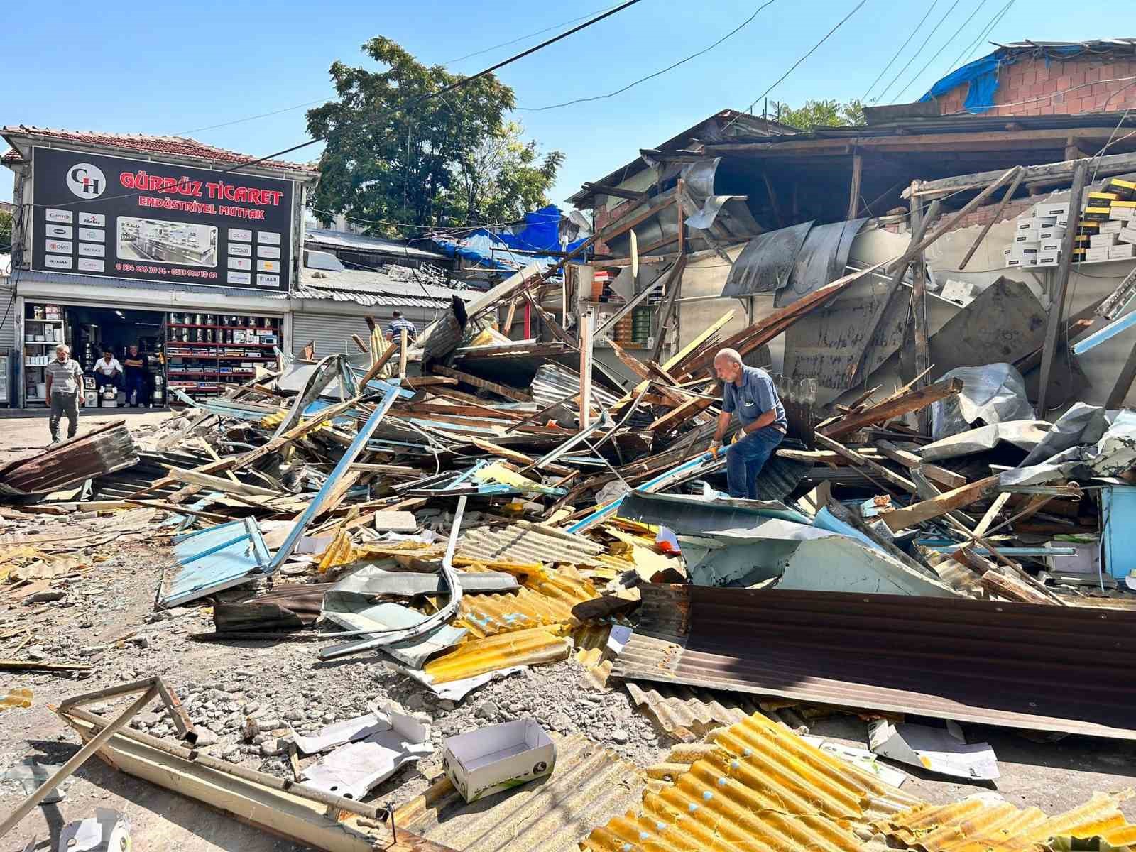 Ankara&rsquo;nın tarihi İtfaiye Meydanı&rsquo;ndaki iş yerlerinde yıkım başladı
