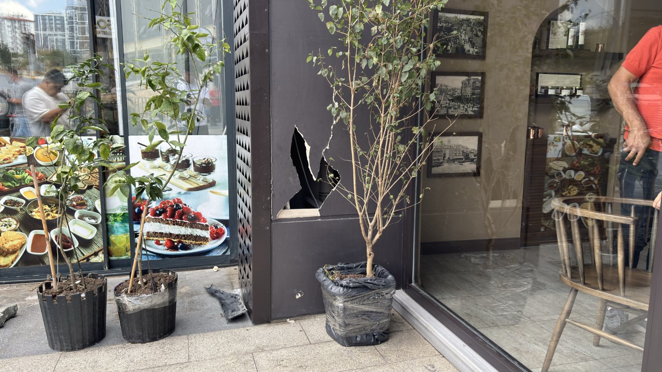 Başakşehir’de araç dükkanlara daldı: Ezilmekten bir adımla kurtuldu