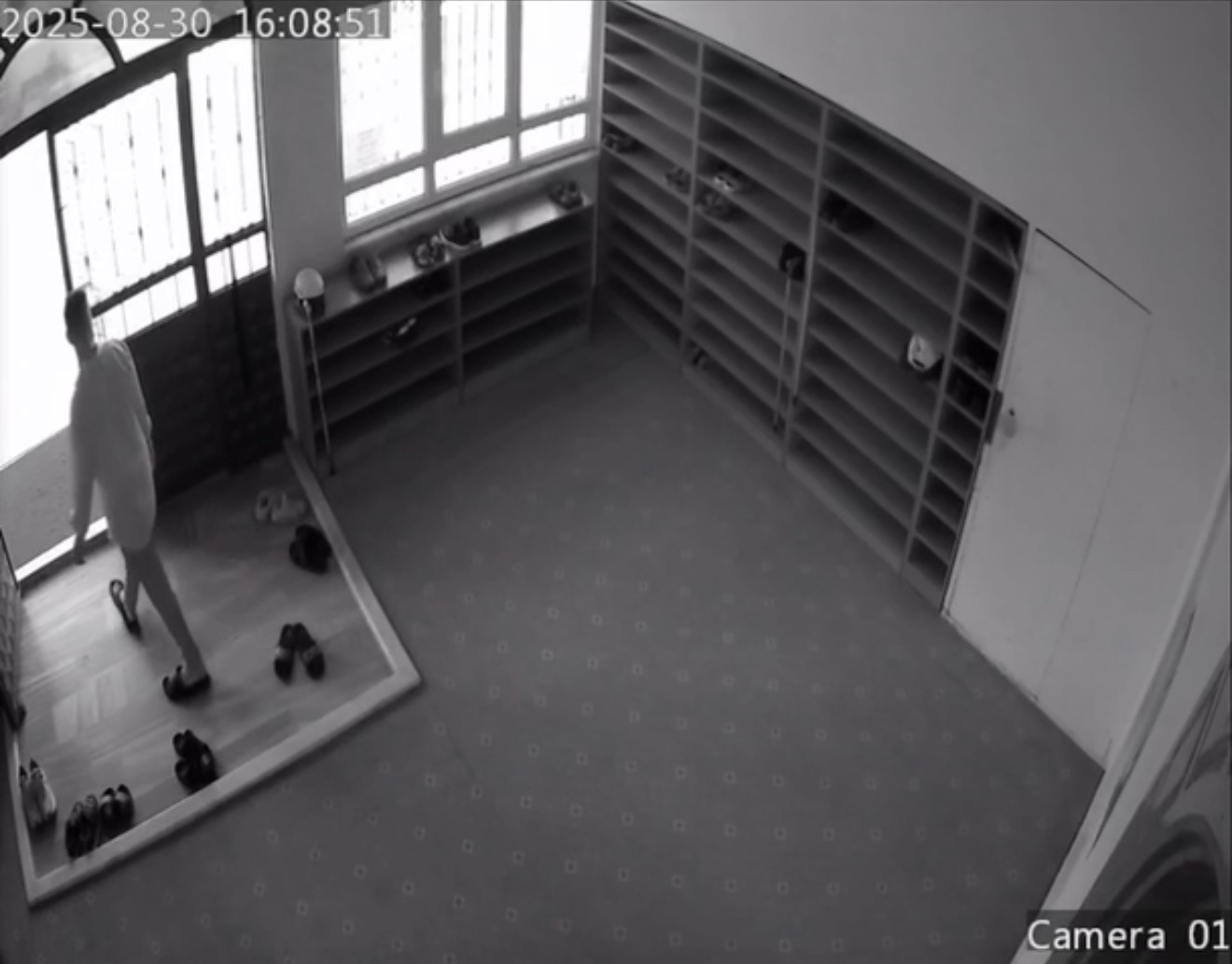 Camide terlik hırsızlığı g&uuml;venlik kamerasına yansıdı
