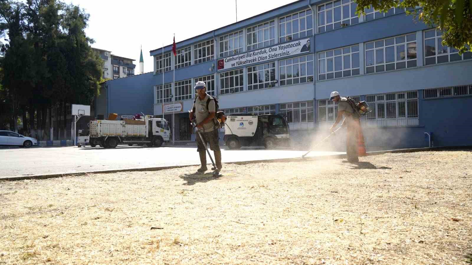 Yunusemre Belediyesi okullarda bakım &ccedil;alışması yaptı
