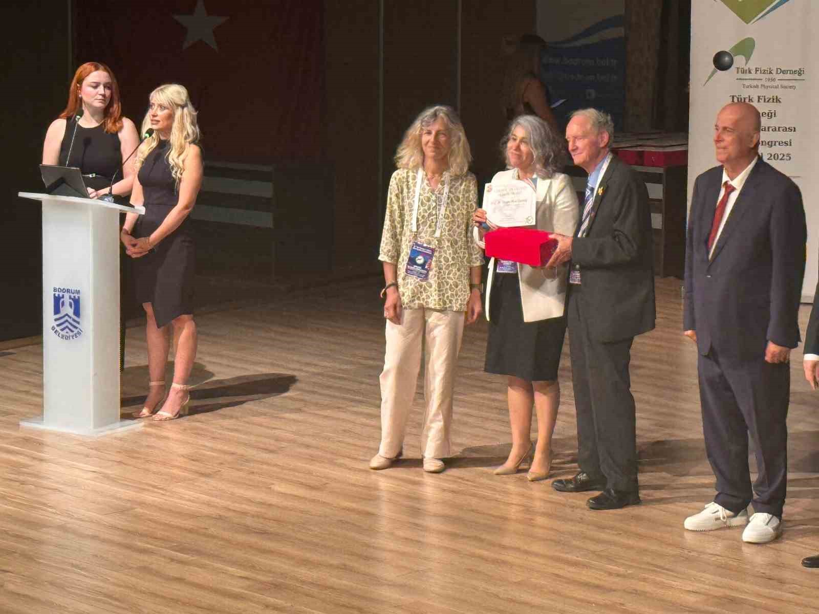 Prof. Dr. Canbay, &lsquo;Onur &Ouml;d&uuml;l&uuml;&rsquo;ne layık g&ouml;r&uuml;ld&uuml;
