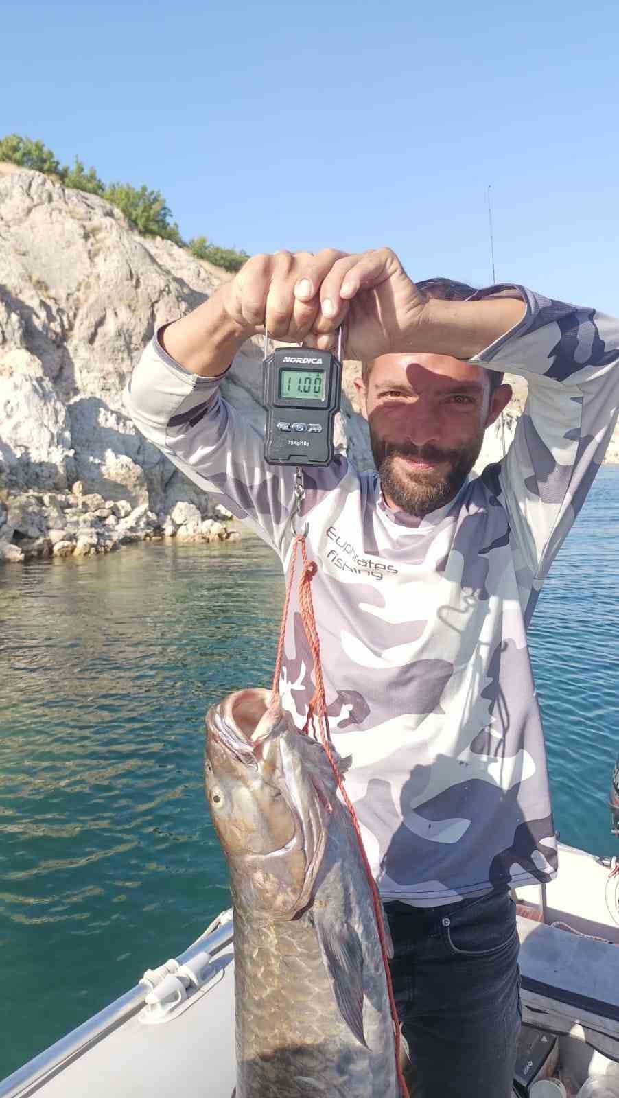 Elazığ’da amatör balıkçı, 11 kiloluk dev şabut yakaladı
