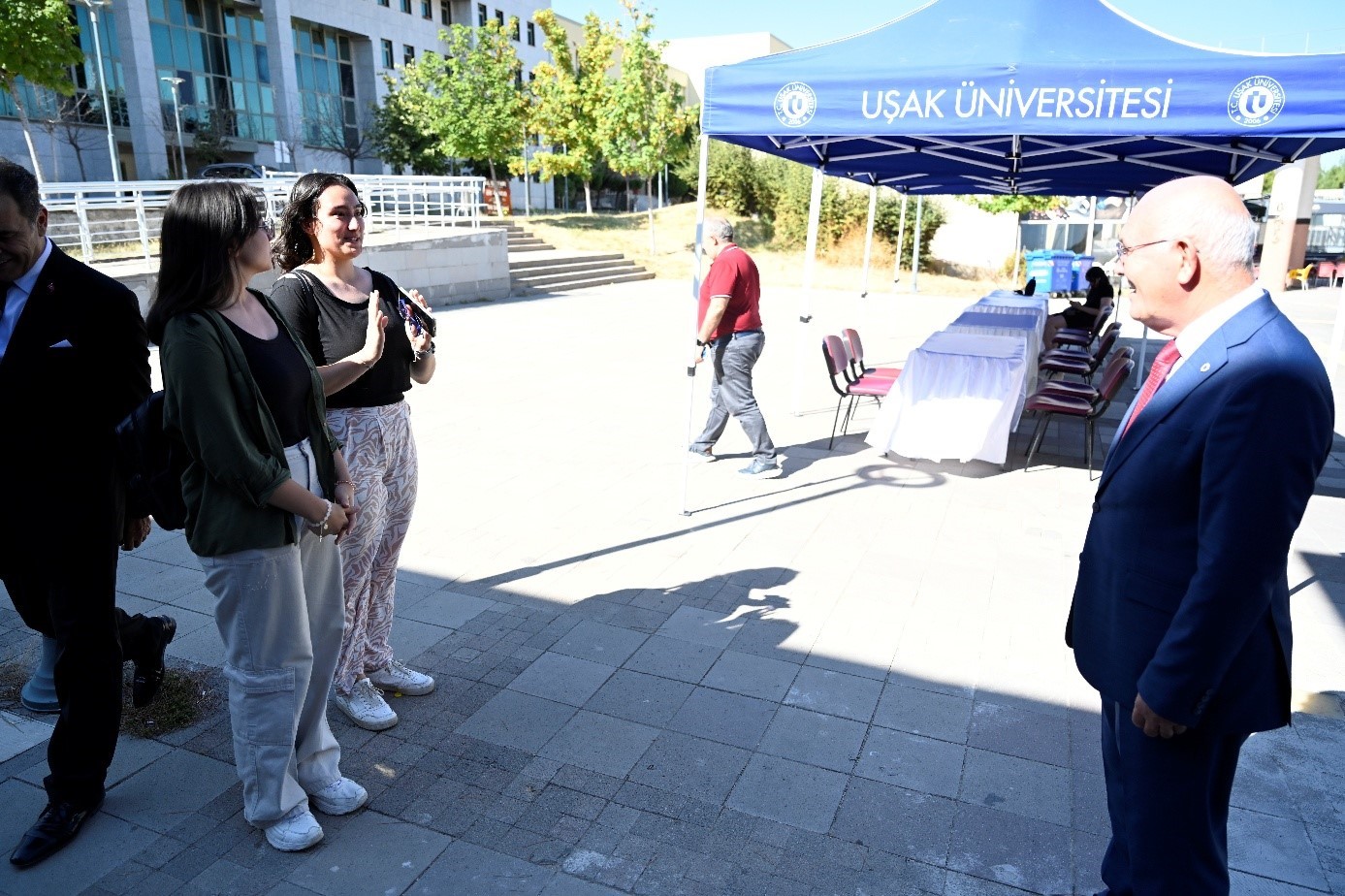 Rekt&ouml;r Savaş kayıt yaptıran yeni &ouml;ğrencilerin heyecanına ortak oldu
