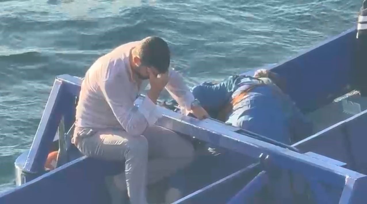 Galata K&ouml;pr&uuml;s&uuml;&rsquo;nden denize d&uuml;şen kadını, peşinden atlayan vatandaş kurtardı
