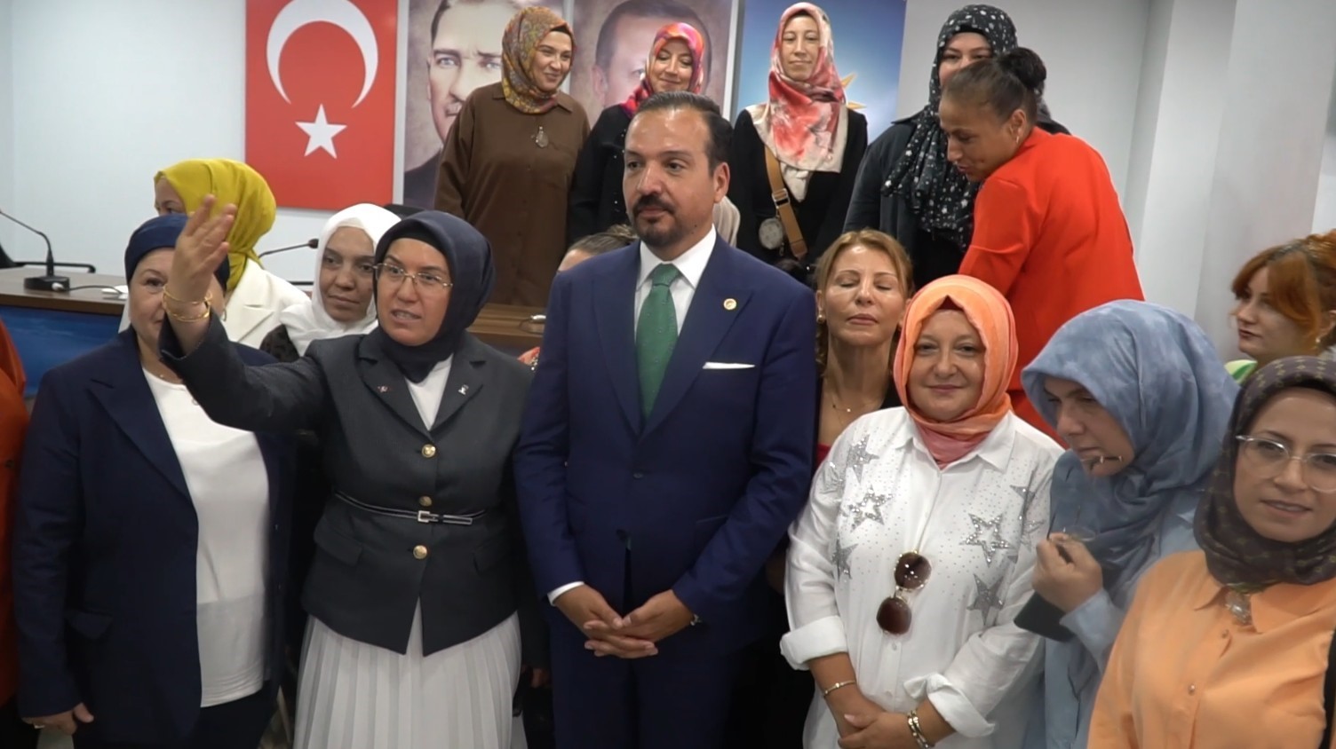 K&uuml;rşad Zorlu&rsquo;dan &Ouml;zg&uuml;r &Ouml;zel&rsquo;e g&ouml;nderme: "Sayın &Ouml;zel balık&ccedil;ılığı &ouml;nemsiyorsa İzmir K&ouml;rfezi&rsquo;ne gidip bir baksın"
