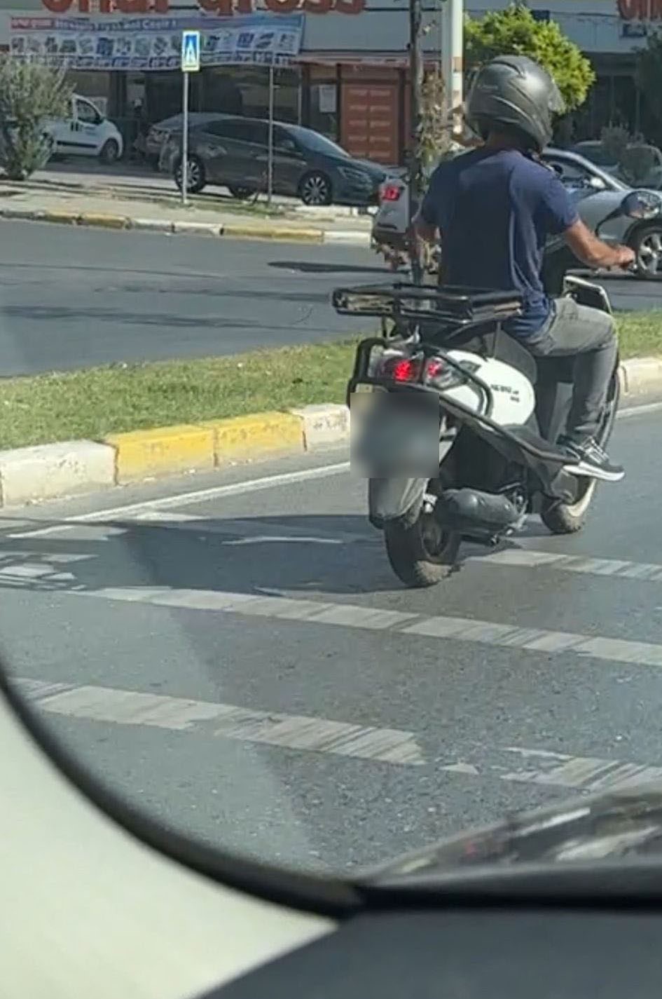 Avcılar&rsquo;da trafiği tehlikeye atan s&uuml;r&uuml;c&uuml; yakalandı
