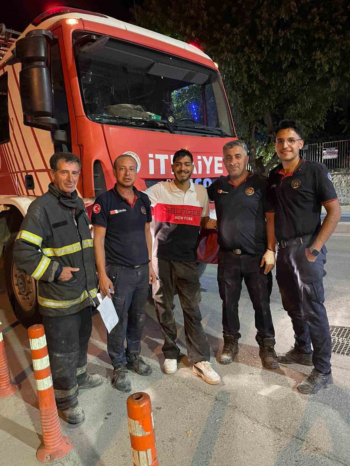 Telefonunu almak isterken metrelerce y&uuml;kseklikten d&uuml;şerek havalandırma boşluğunda mahsur kaldı
