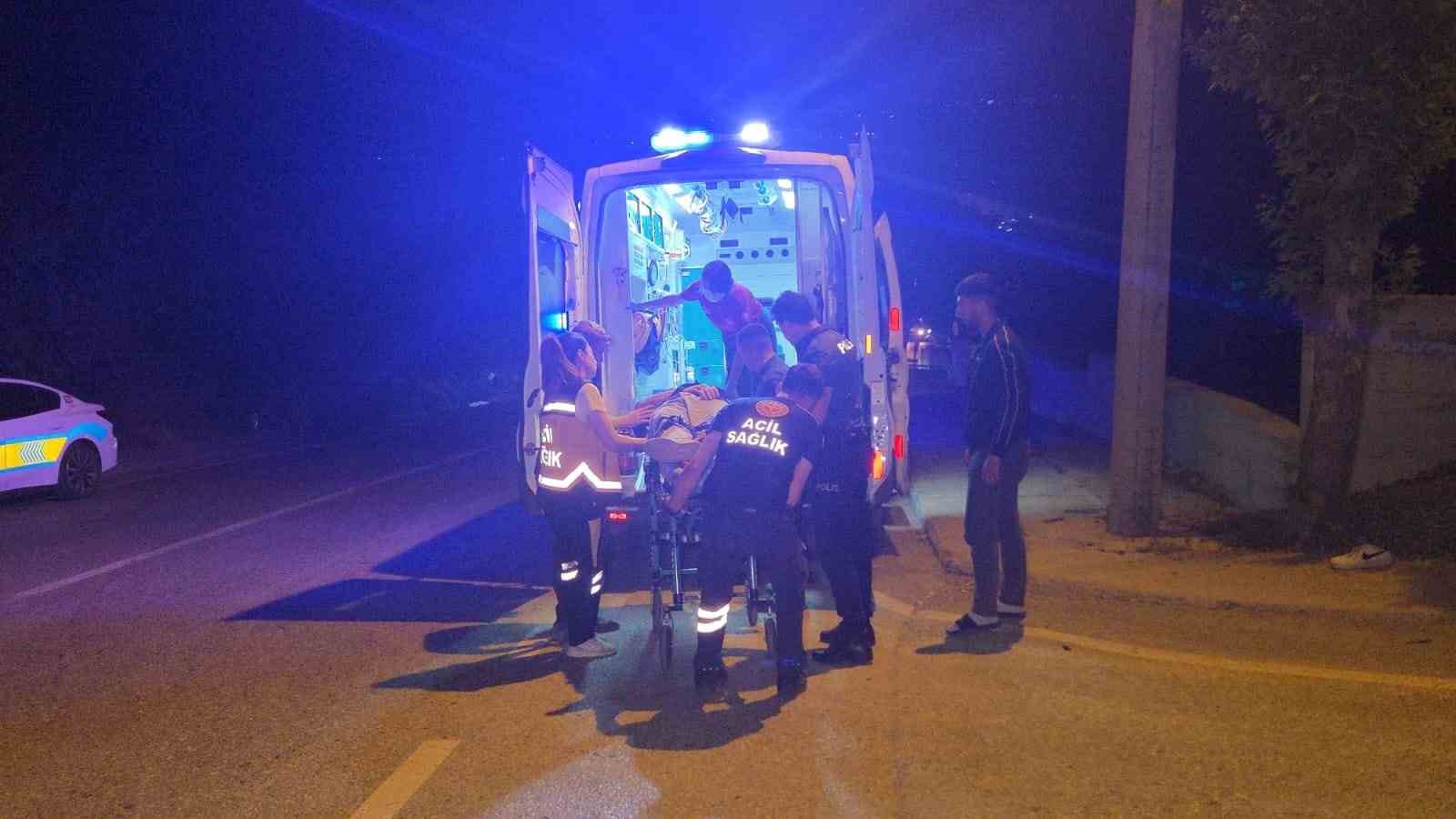 Bursa&rsquo;da motosiklet otomobille &ccedil;arpıştı, 2 kardeş yaralandı
